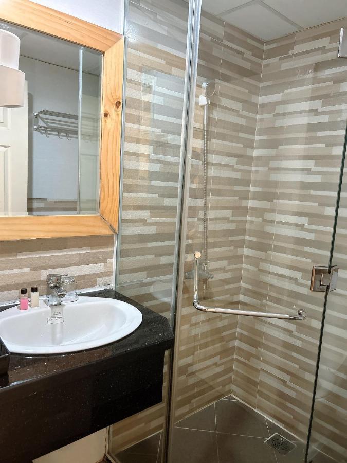 Royal Hotel Хошимин Экстерьер фото